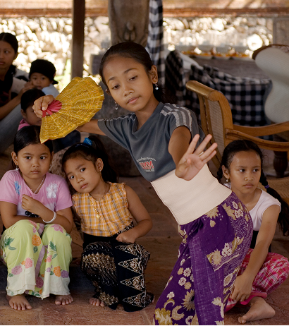 <p>With a commitment to recover and promote traditional knowledge, the Tanjung Sari Foundation upholds high standards of artistic expression across fine arts, applied arts, and performing arts.</p>